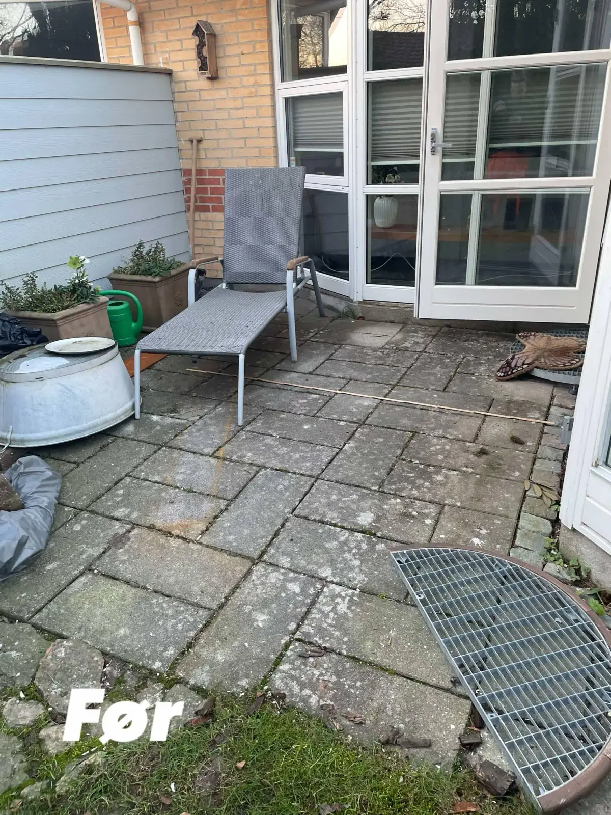 Slidt og mosset fliseterrasse før renovering