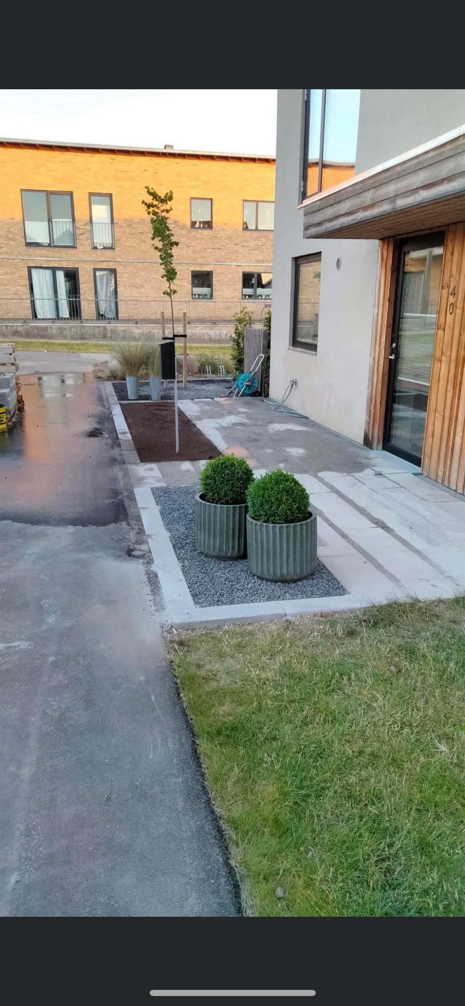 Anlagt gårdhave med fliser og grus i Fredensborg